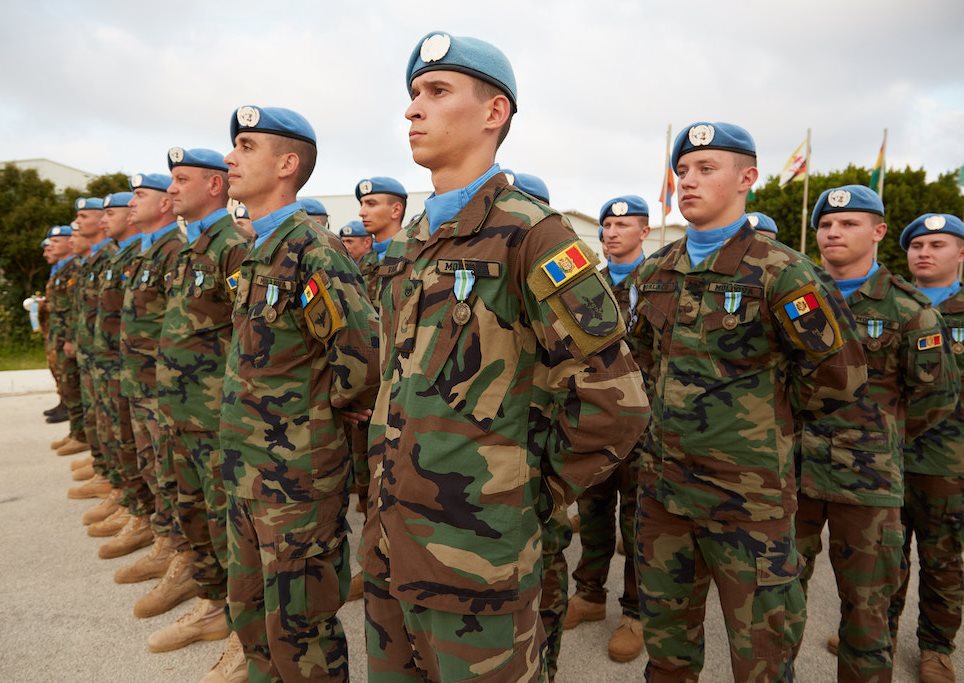 FOTO Militarii moldoveni detașați în Liban, decorați cu medalia ONU pentru misiuni de pacificare