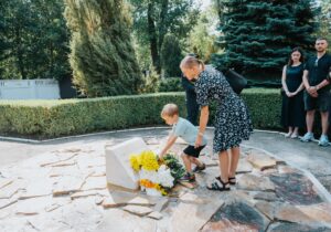 (ФОТО) Памятный камень в честь пограничника, застреленного в Кишиневском аэропорту. Василой: «Для нас герои никогда не умирают»