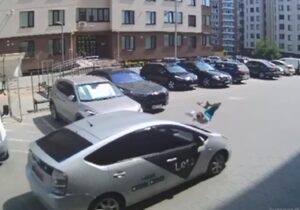 (ВИДЕО) В Кишиневе такси сбило ребенка во дворе жилого дома