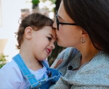 (ВИДЕО) «Врач сказала: „А, она из этих“». С чем сталкиваются дети с аутизмом и РАС в Молдове. История Александры и Марины