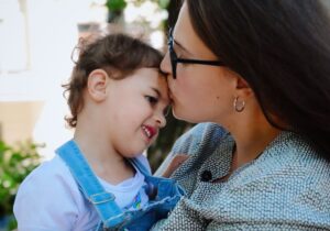 VIDEO „Medicul mi-a spus: «A voastră așa urla?»“. Cum trăiesc copiii cu autism și TSA în Moldova. Povestea Alexandrei și a Marinei