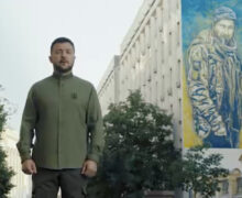 VIDEO Zelenski a felicitat ucrainenii de Ziua Independenței pe fundalul picturii soldatului originar din Moldova, ucis pentru că a rostit „Glorie Ucrainei”