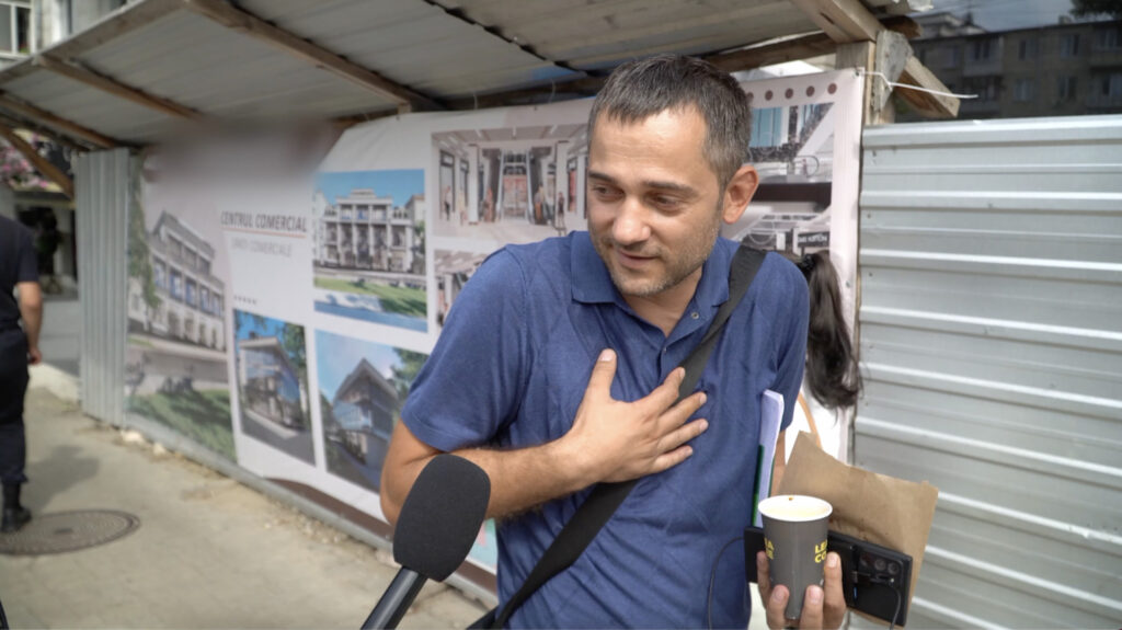VIDEO S-au trezit fără balcoane și cu terasa noilor vecini sub ferestre: Povestea locatarilor unui bloc din capitală