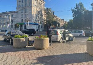 (ФОТО, ВИДЕО) ДТП на центральной площади Кишинева. Есть пострадавшие