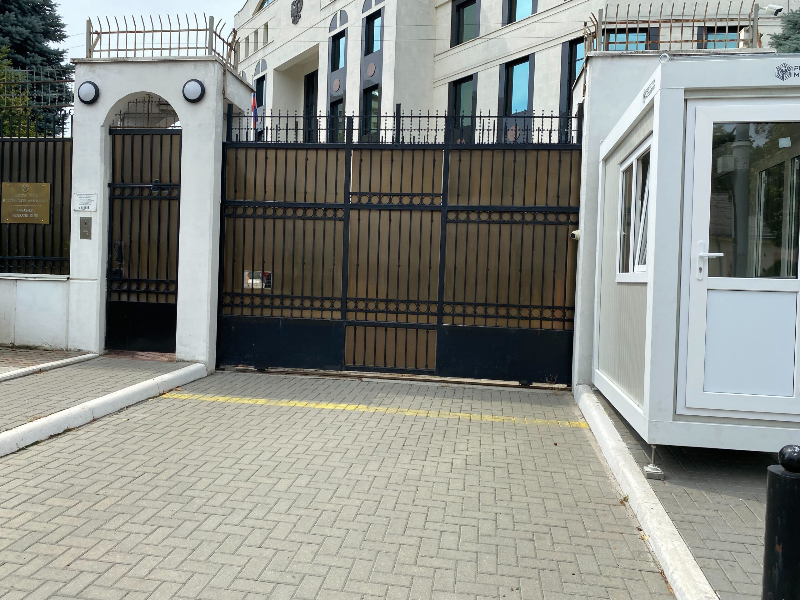 Mercedes врезался в ворота посольства России в Кишиневе. Водитель пытался скрыться от полиции