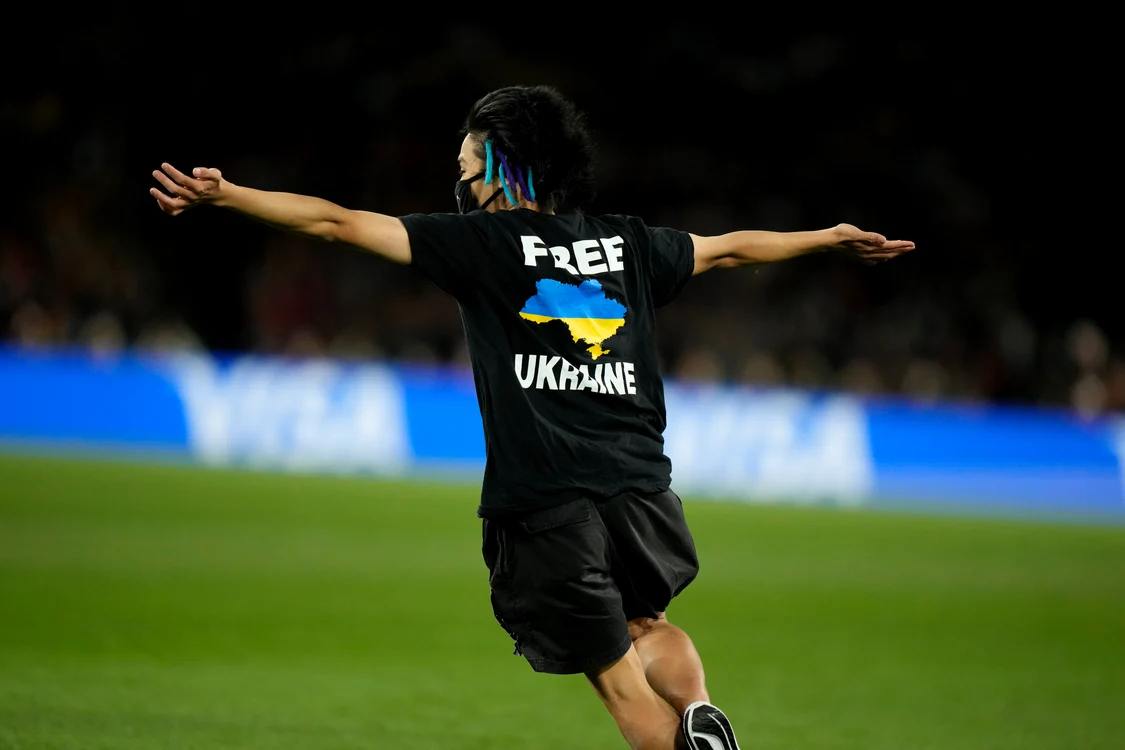 FOTO Într-un tricou cu lozinci anti-război a alergat pe teren. Un bărbat a întrerupt finala Cupei Mondiale de fotbal feminin