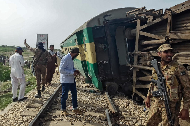 FOTO Morți și răniți în Pakistan, după ce un tren a deraiat: 19 persoane și-au pierdut viața