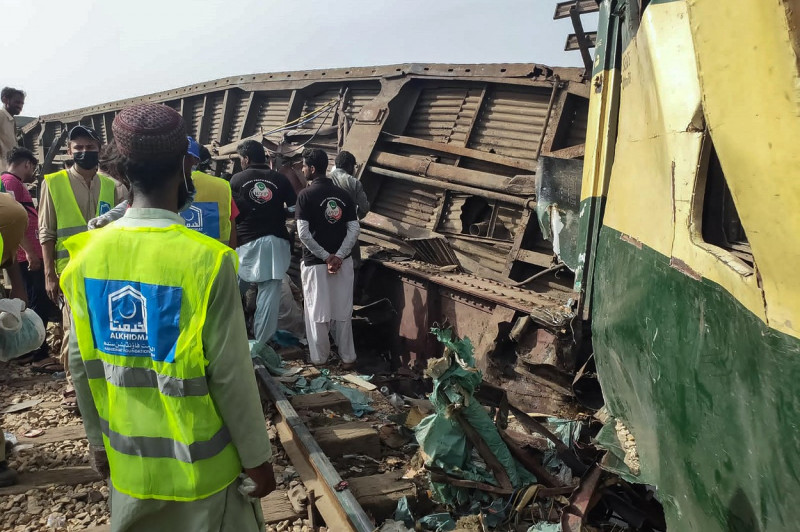 FOTO Morți și răniți în Pakistan, după ce un tren a deraiat: 19 persoane și-au pierdut viața