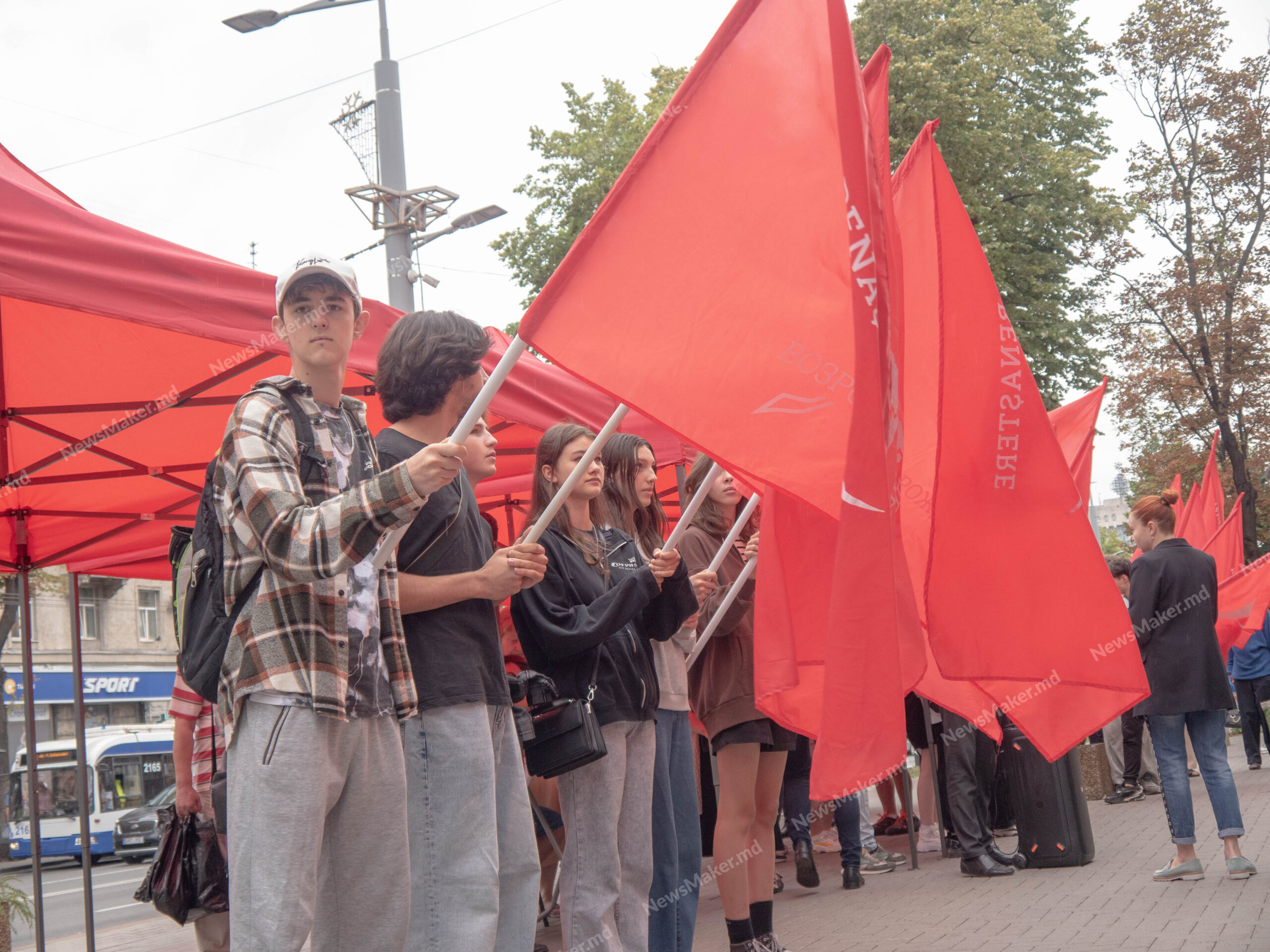 Сторонники партии «Возрождение» провели протест в Кишиневе. Активисты установили палатки перед зданием МВД