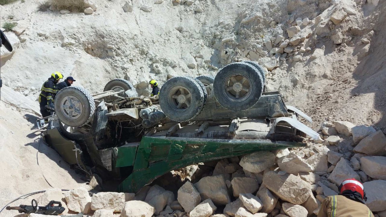 FOTO Camion prăbușit de la 10 metri într-o carieră din Chișinău. Șoferul a decedat
