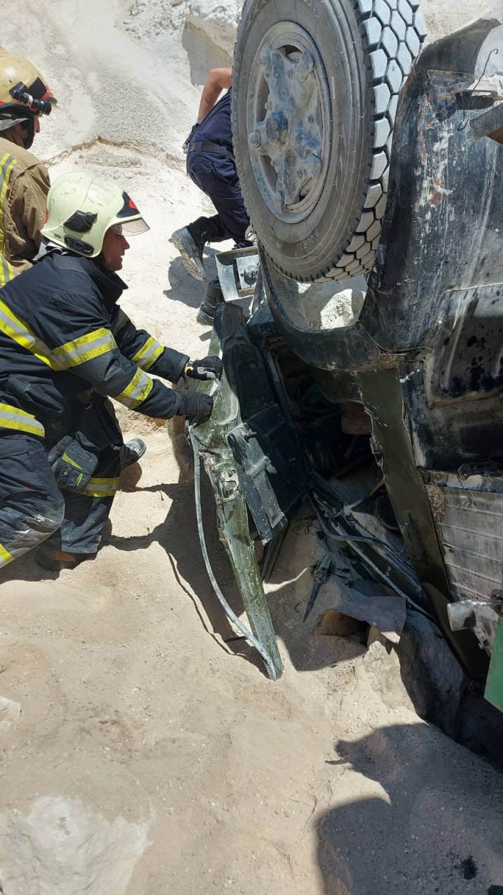 FOTO Camion prăbușit de la 10 metri într-o carieră din Chișinău. Șoferul a decedat