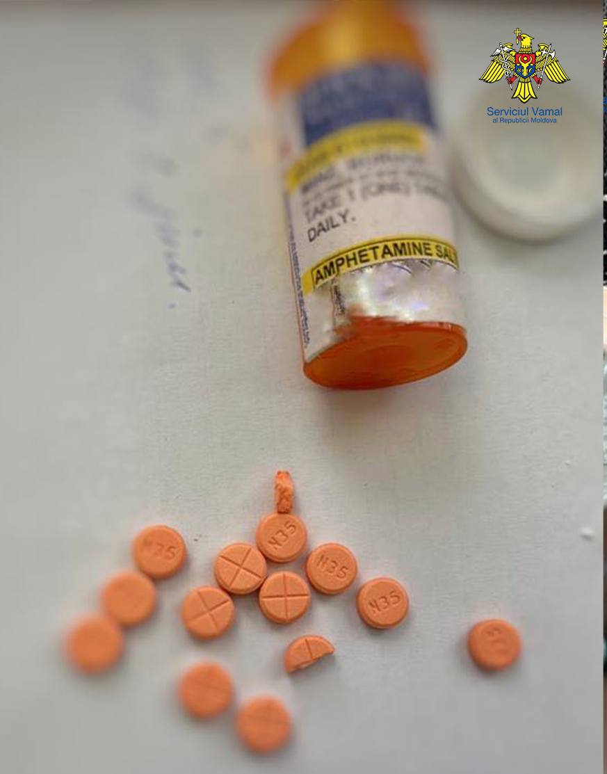 FOTO Zeci de pastile de amfetamine, în bagajul unui bărbat care venea în Moldova. Cum au reacționat vameșii