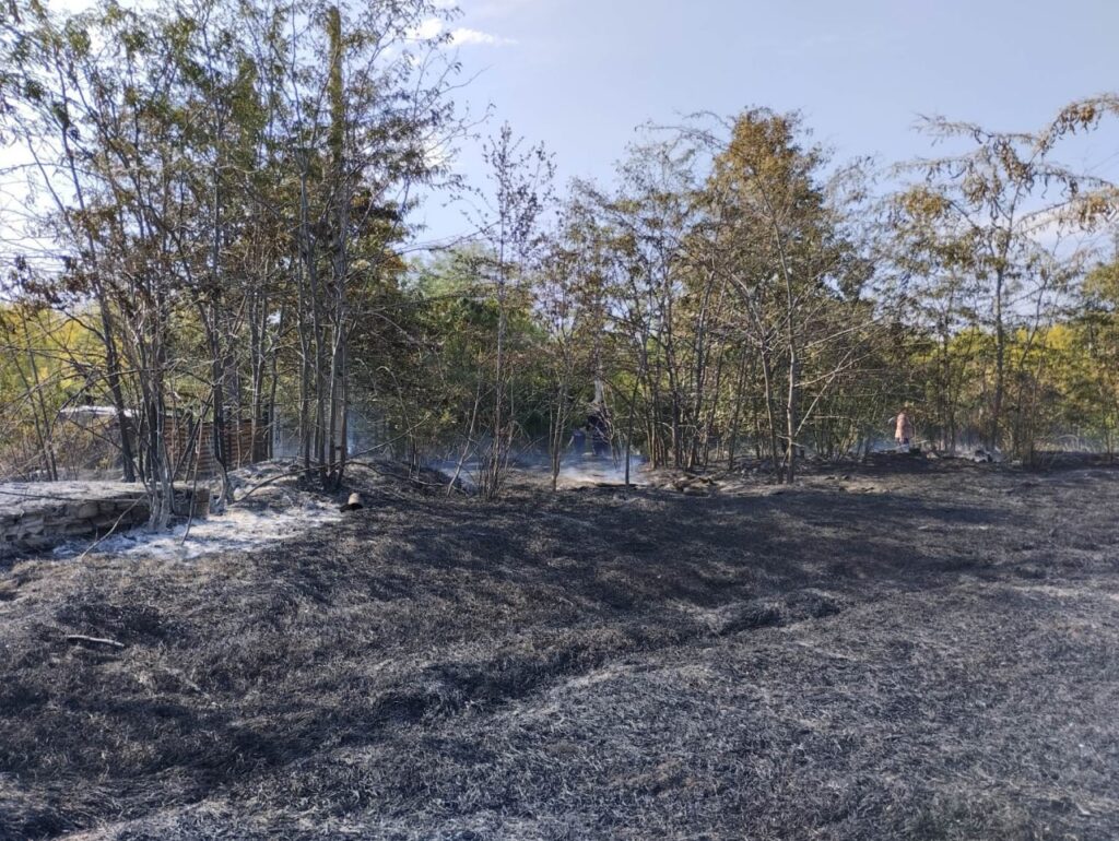 VIDEO Moldova, mistuită de incendii de vegetație. Un bărbat s-a intoxicat cu fum, după ce a încercat singur să stingă un focar