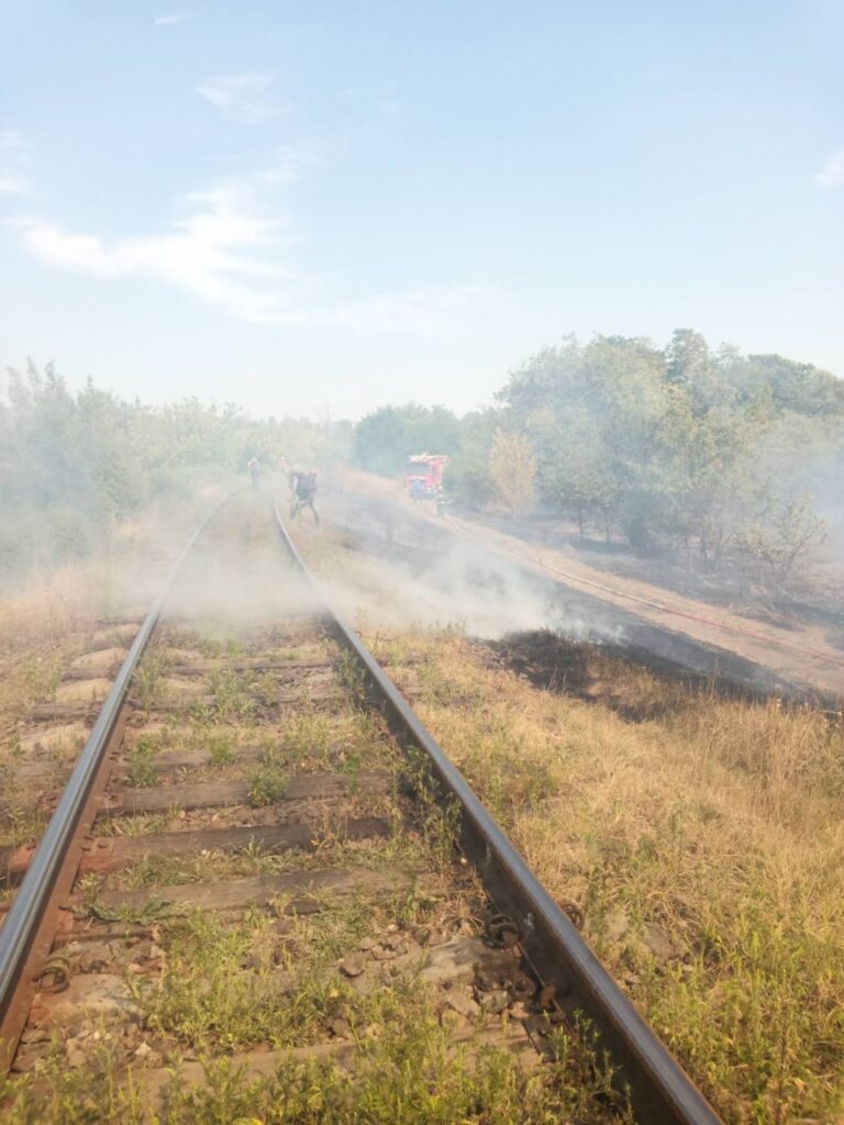 VIDEO Moldova, mistuită de incendii de vegetație. Un bărbat s-a intoxicat cu fum, după ce a încercat singur să stingă un focar