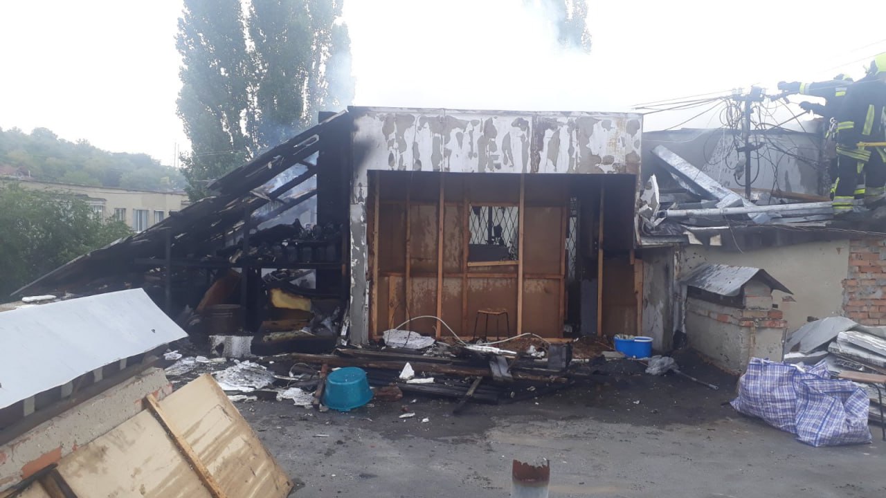 Acoperișul unui bloc de locuit din Chișinău, cuprins de flăcări. Opt echipaje de pompieri și salvatori – la fața locului