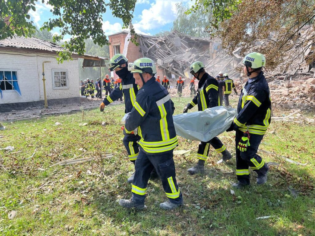 FOTO O școală din regiunea ucraineană Sumî, atacată de o dronă: Patru persoane au murit