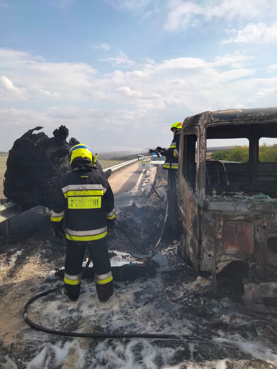 (ФОТО) На трассе в Комрате загорелся грузовик. На место прибыли два пожарных расчета