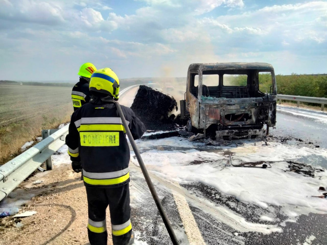 (ФОТО) На трассе в Комрате загорелся грузовик. На место прибыли два пожарных расчета