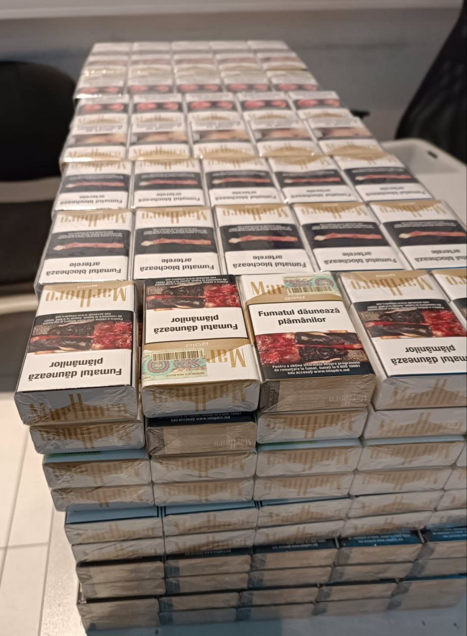 FOTO Și-a ticsit bagajul cu 400 pachete de țigări și s-a pornit în Marea Britanie. Planul unui moldovean, deconspirat de oamenii legii