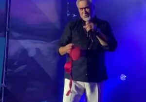 (ВИДЕО) В Кишиневе фанатка Меладзе бросила на сцену бюстгальтер во время его выступления. Как отреагировал певец?