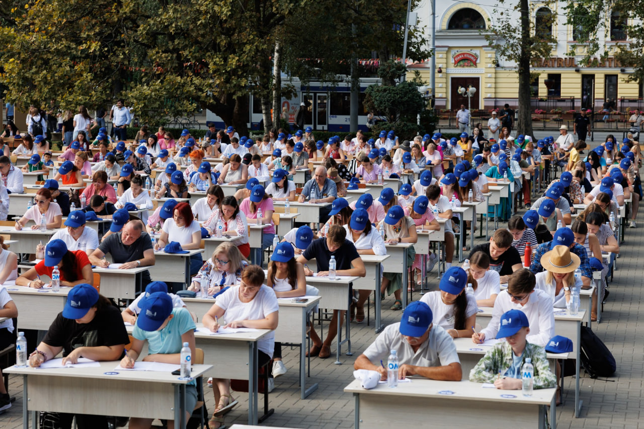 Marea Dictare Națională în imagini: Aproape 450 de copii, tineri și adulți și-au testat cunoștințele, de Ziua Limbii Române