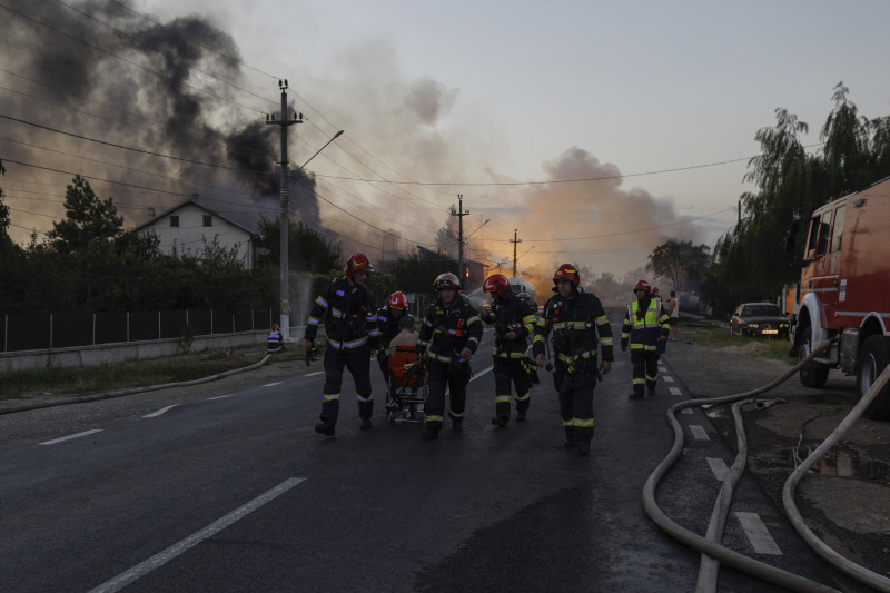 FOTO/VIDEO Explozii uriașe lângă București, soldate cu cel puțin un mort și 33 răniți, dintre care 26 sunt pompieri. Mii de locuitori, evacuați