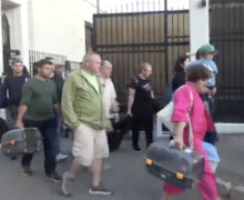 (ВИДЕО) Часть дипломатов и сотрудников посольства России покинула Молдову