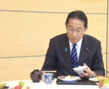 VIDEO Momentul în care premierul japonez mănâncă un pește de la Fukushima pentru a demonstra că nu este dăunător