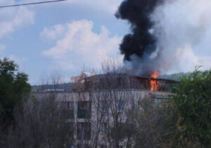 В Кишиневе загорелась мансарда в многоквартирном доме. Вмешались 8 расчетов спасателей и пожарных