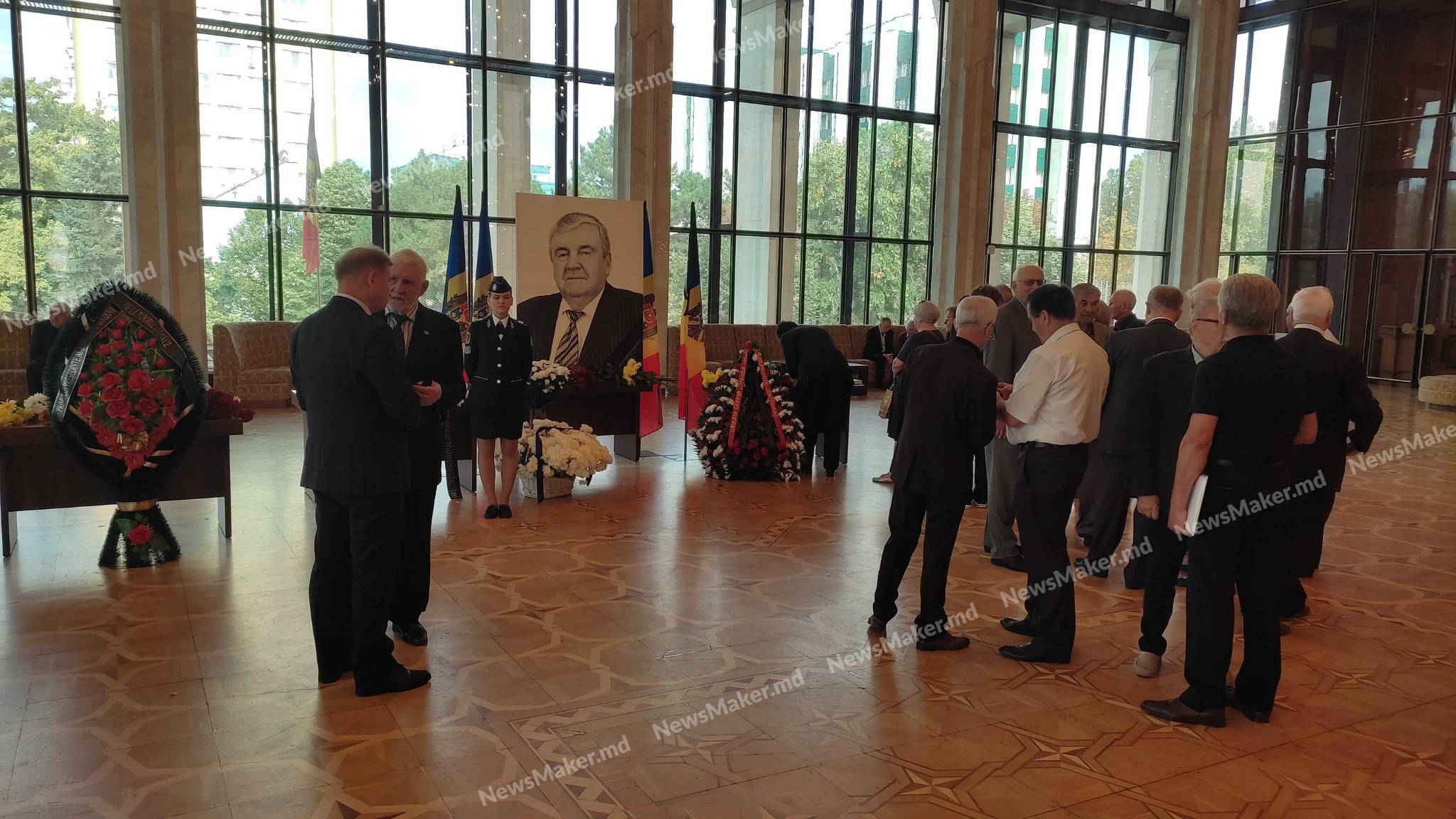 (ФОТО) Первого президента Молдовы Мирчу Снегура похоронили на Центральном кладбище Кишинева
