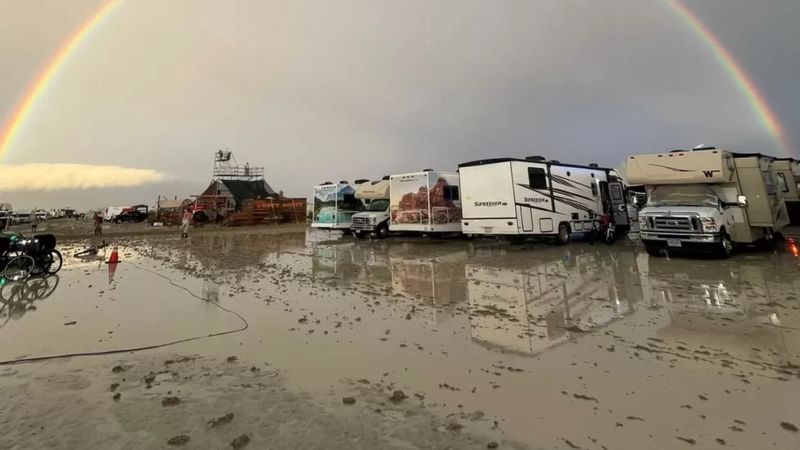 Несколько тысяч посетителей фестиваля Burning Man застряли в пустыне Невады. Из-за проливных дождей размыло дороги
