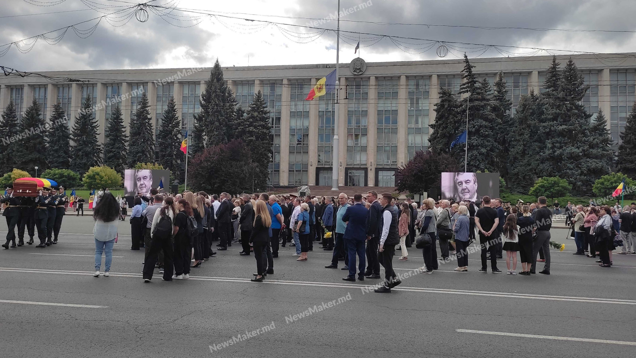 Primul președinte al Republicii Moldova Mircea Snegur a fost condus pe ultimul drum. Fotoreportaj