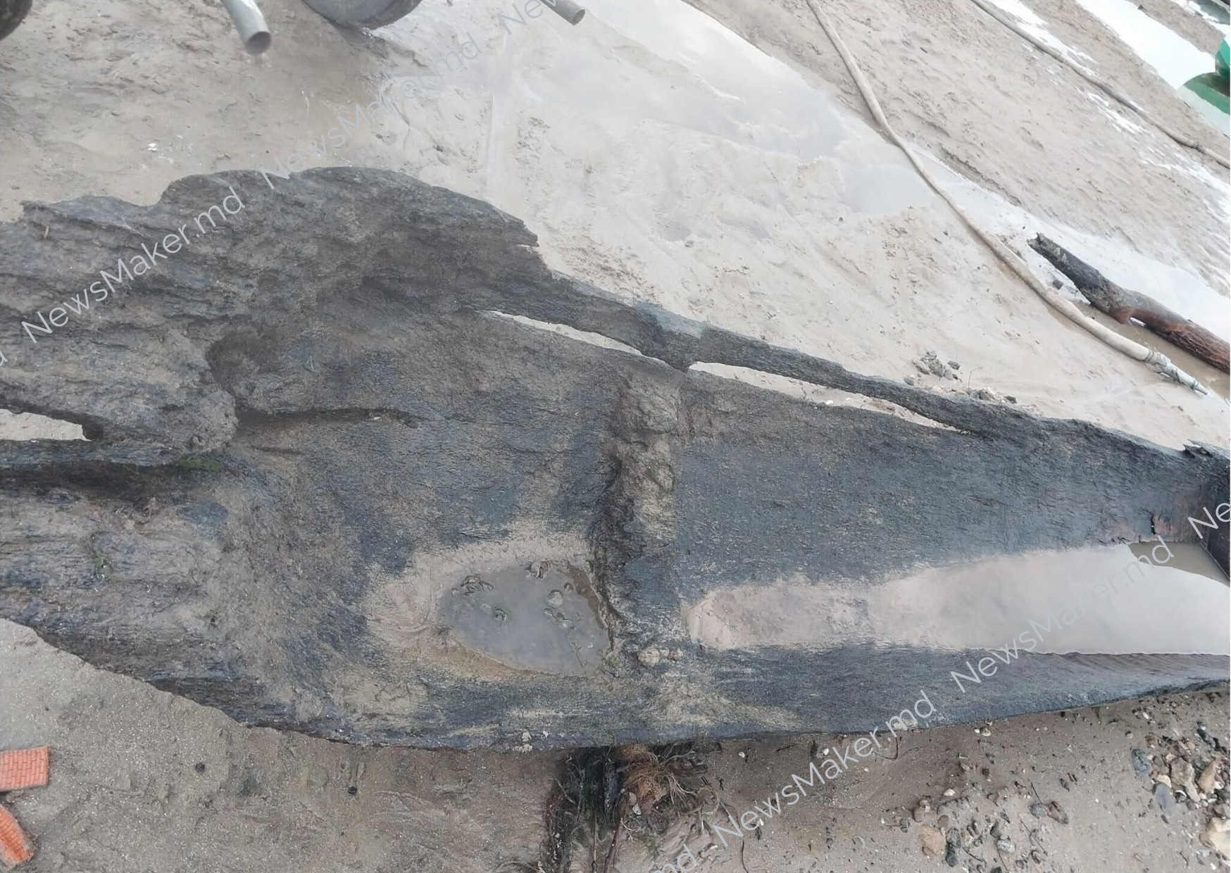 FOTO În râul Nistru a fost găsită o barcă veche, din lemn: „Ar putea avea câteva secole sau chiar o mie de ani”
