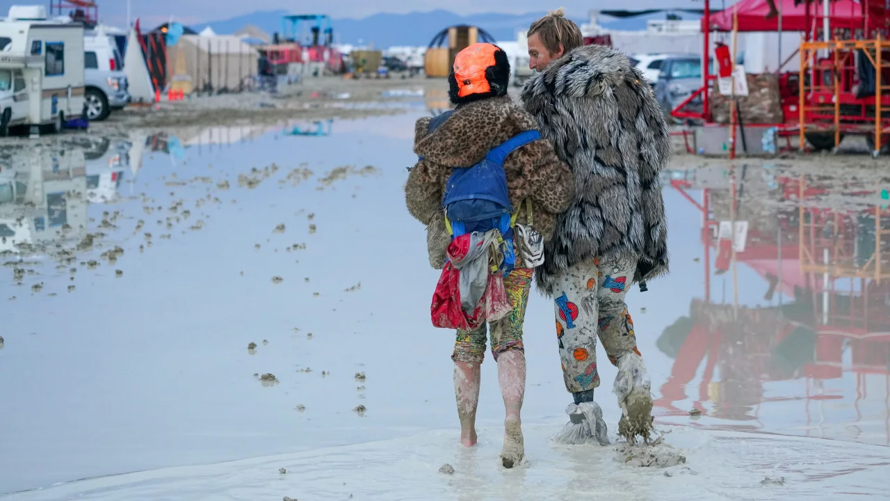 FOTO Mii de participanți ai festivalului Burning Man, blocați în deșertul Nevada din cauza ploilor 