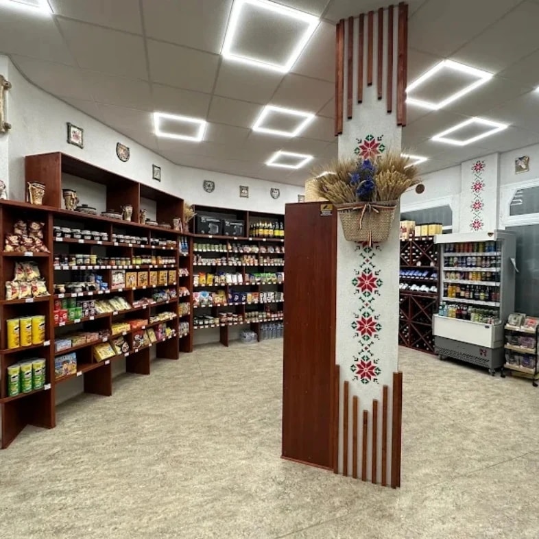 FOTO Plăcinte, colțunași și vin moldovenesc pe Coasta de Azur. O familie din Moldova a deschis primul magazin cu produse autohtone