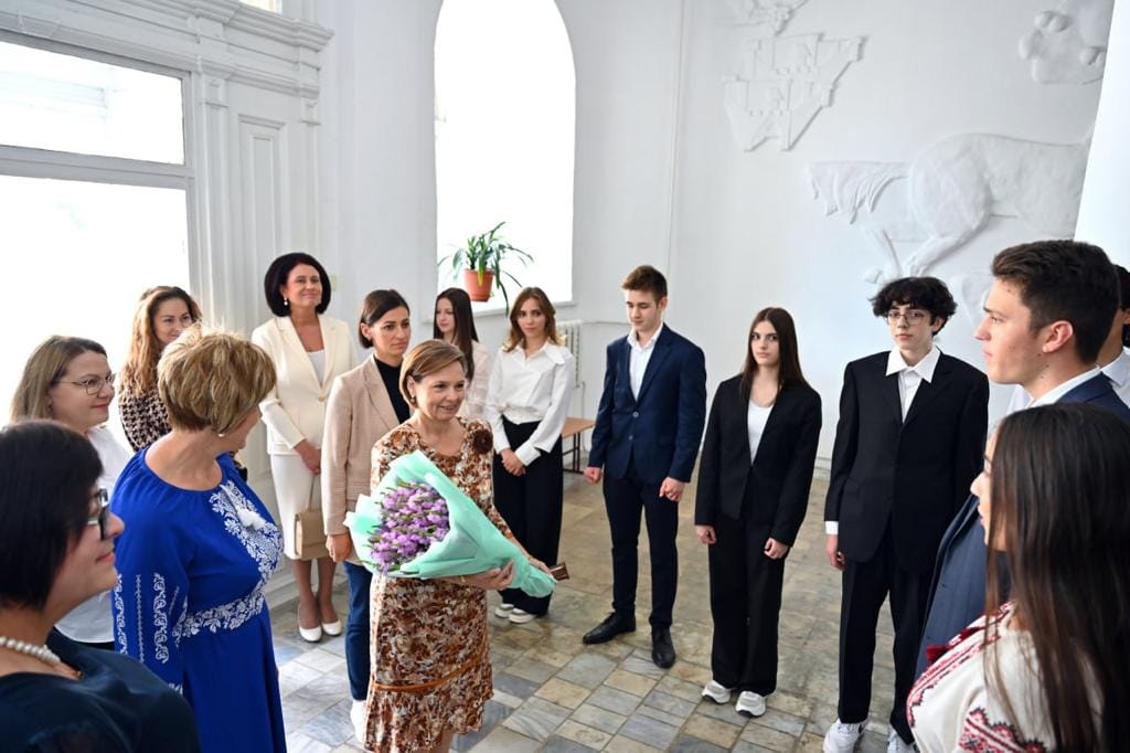 (ФОТО) Принцесса София Румынская посетила столичный лицей им. Георге Асаки