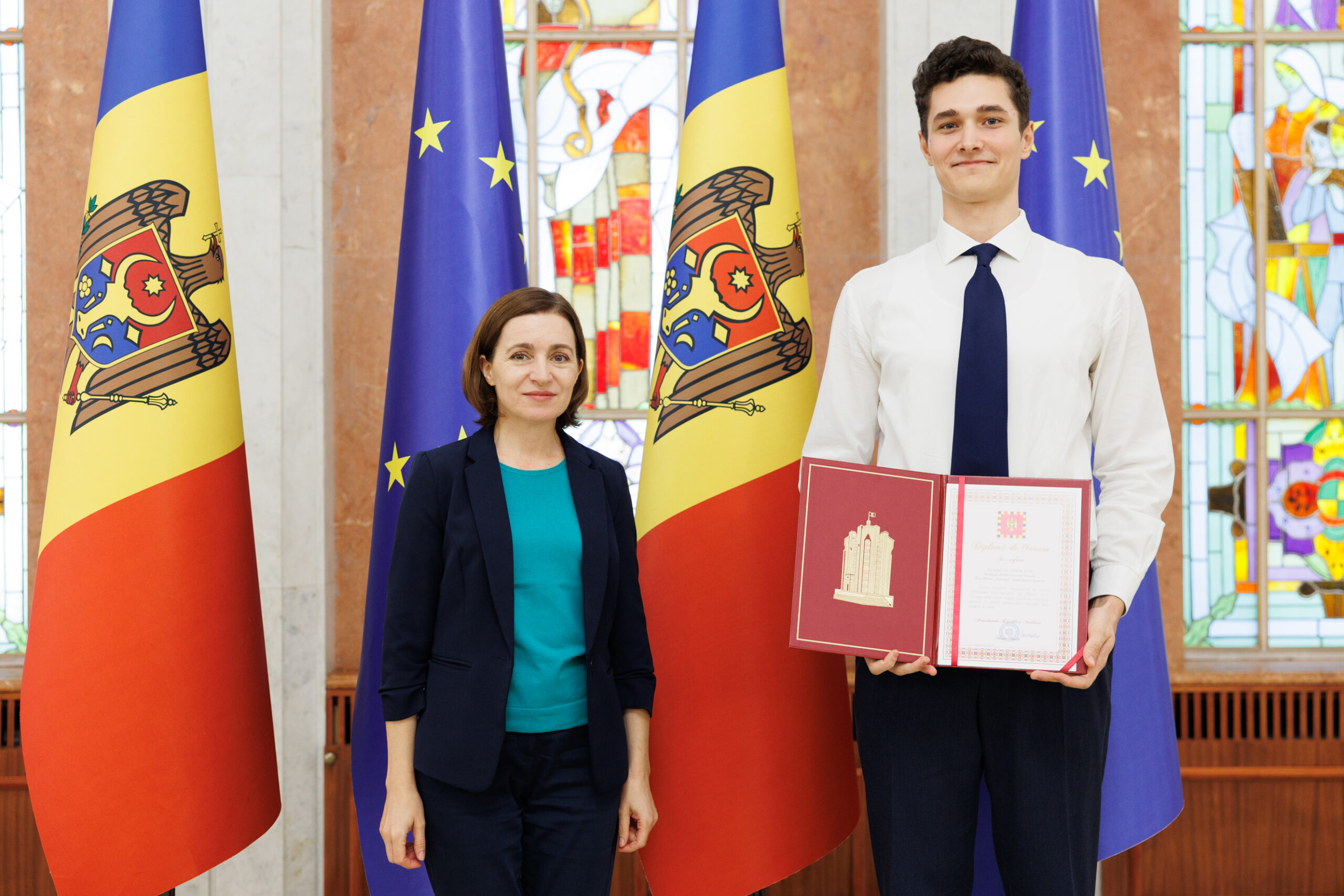 FOTO Diplome de onoare pentru elevii olimpici ai țării, din partea președintei Maia Sandu