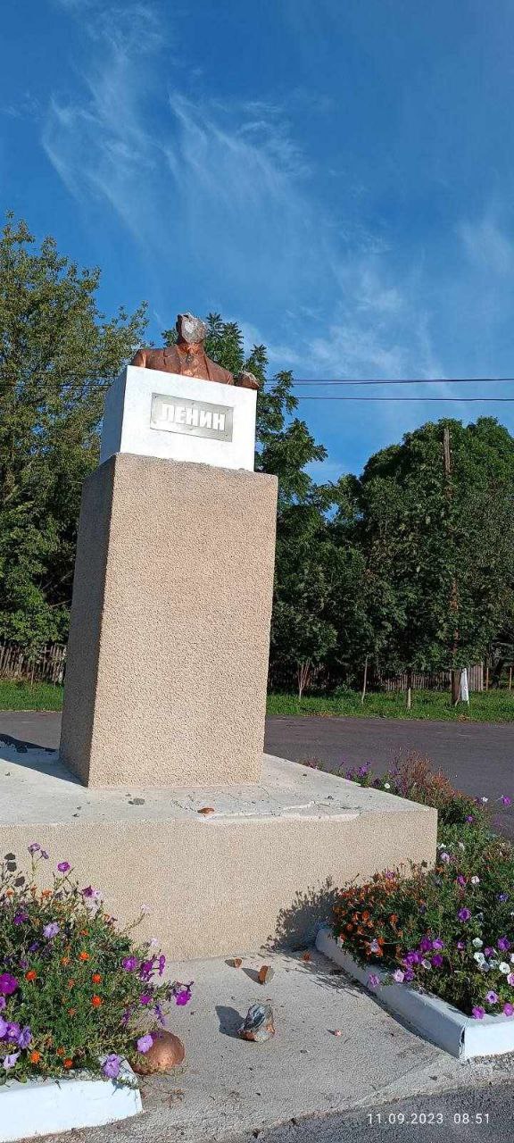 FOTO de la Edineț: Lenin, „decapitat” la Brătușeni, iar tancul sovietic de la Cornești - trimis după nava rusească „Moskva”