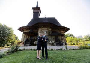 (ФОТО) В рабочей форме даже у алтаря. Молдавские сотрудники полиции поженились в рабочей одежде