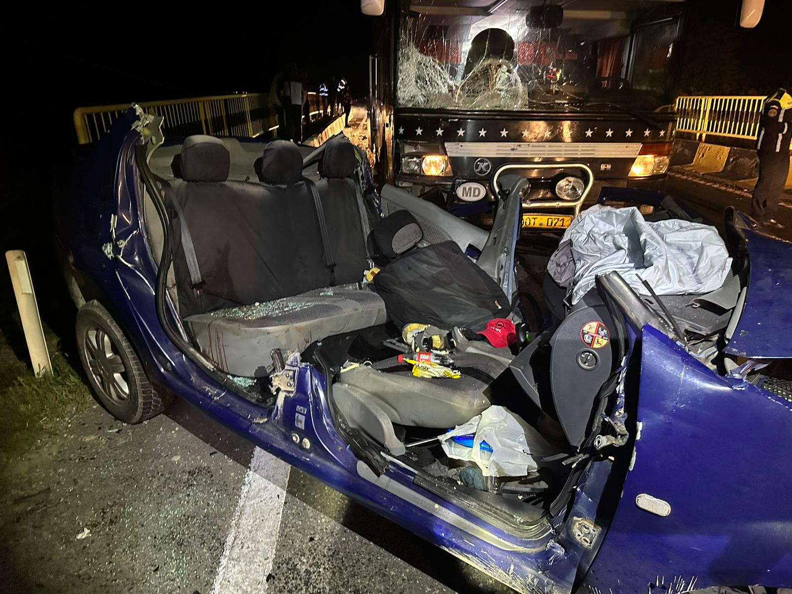 VIDEO România: Un autocar în care se aflau 40 de persoane din Moldova a fost implicat într-un grav accident rutier