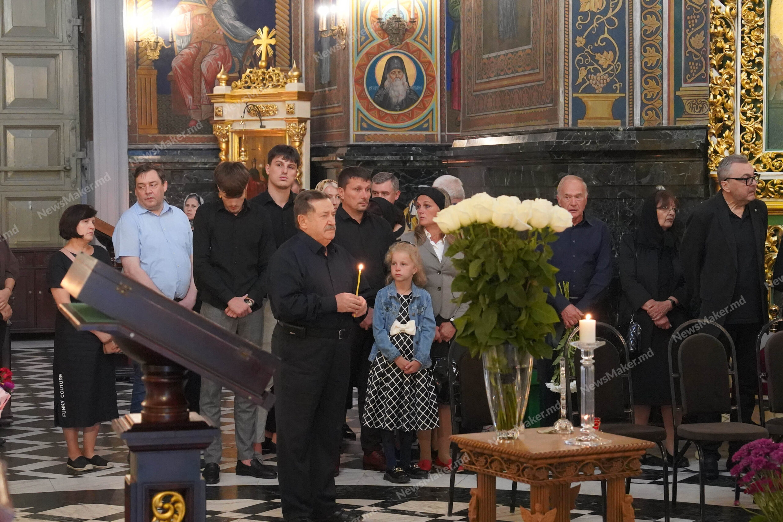 Zeci de oameni au venit la Catedrala „Nașterea Domnului” pentru a-și lua rămas bun de la Mircea Snegur. Fotoreportaj NM