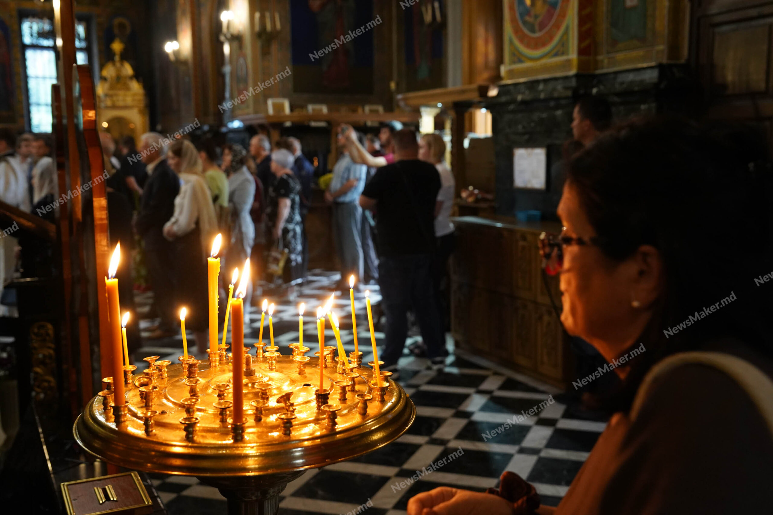 Zeci de oameni au venit la Catedrala „Nașterea Domnului” pentru a-și lua rămas bun de la Mircea Snegur. Fotoreportaj NM