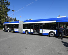 (ФОТО, ВИДЕО) В Кишиневе запустили 10 троллейбусов-«гармошек», купленных у Швейцарии