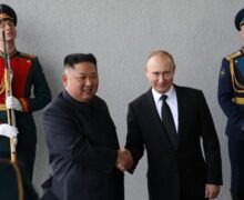 (ВИДЕО) Ким Чен Ын и Путин встретились на космодроме Восточный