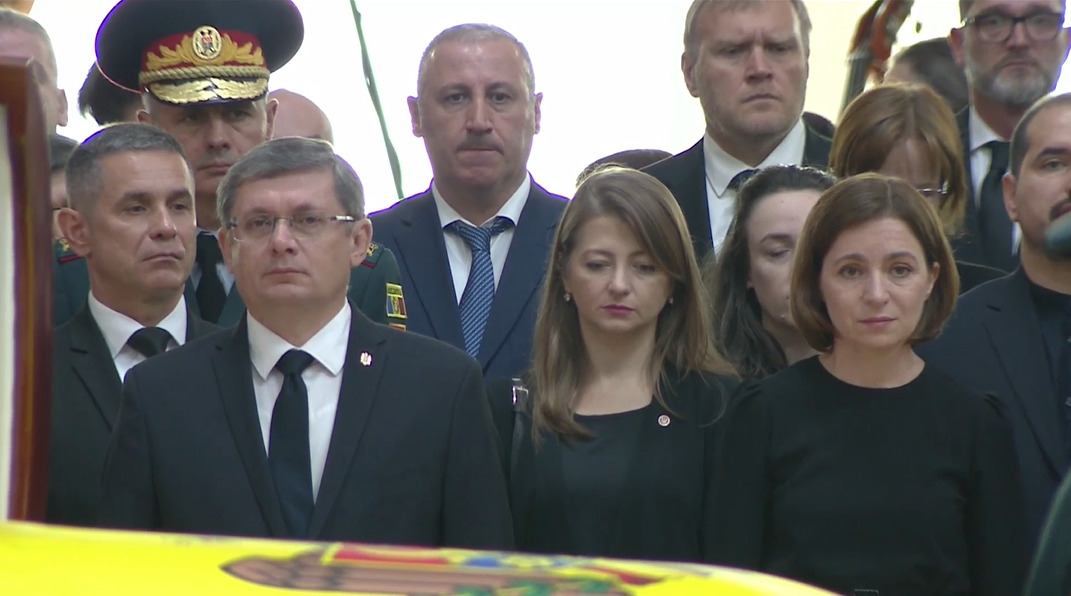 VIDEO Conducerea de vârf a țării își i-a rămas bun de la Mircea Snegur. Sandu, Grosu și Recean au ajuns la Palatul Republicii