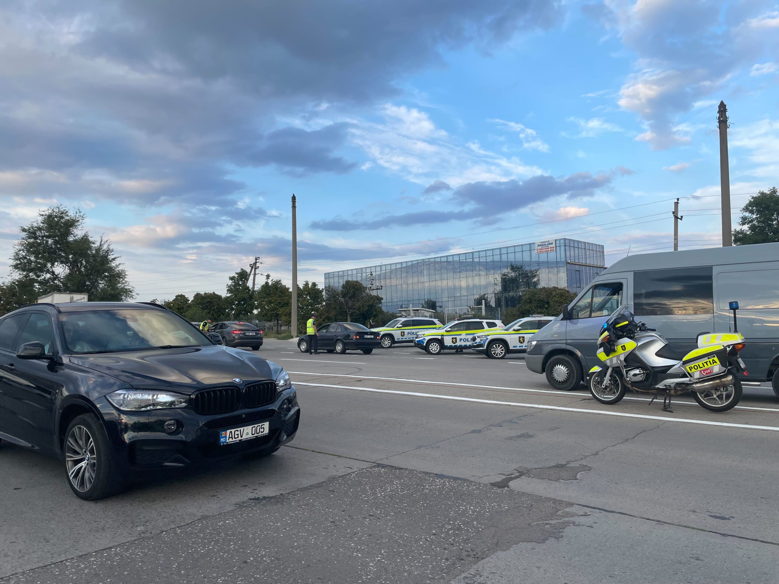 FOTO/VDEO Șoferii, luați la ochi de polițiști: Filtru și mașini-capcană, pe un traseu, la ieșire din Chișinău