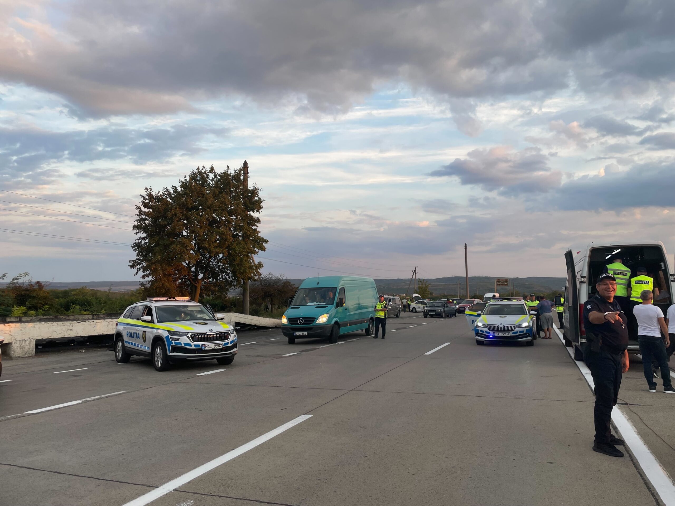 FOTO/VDEO Șoferii, luați la ochi de polițiști: Filtru și mașini-capcană, pe un traseu, la ieșire din Chișinău