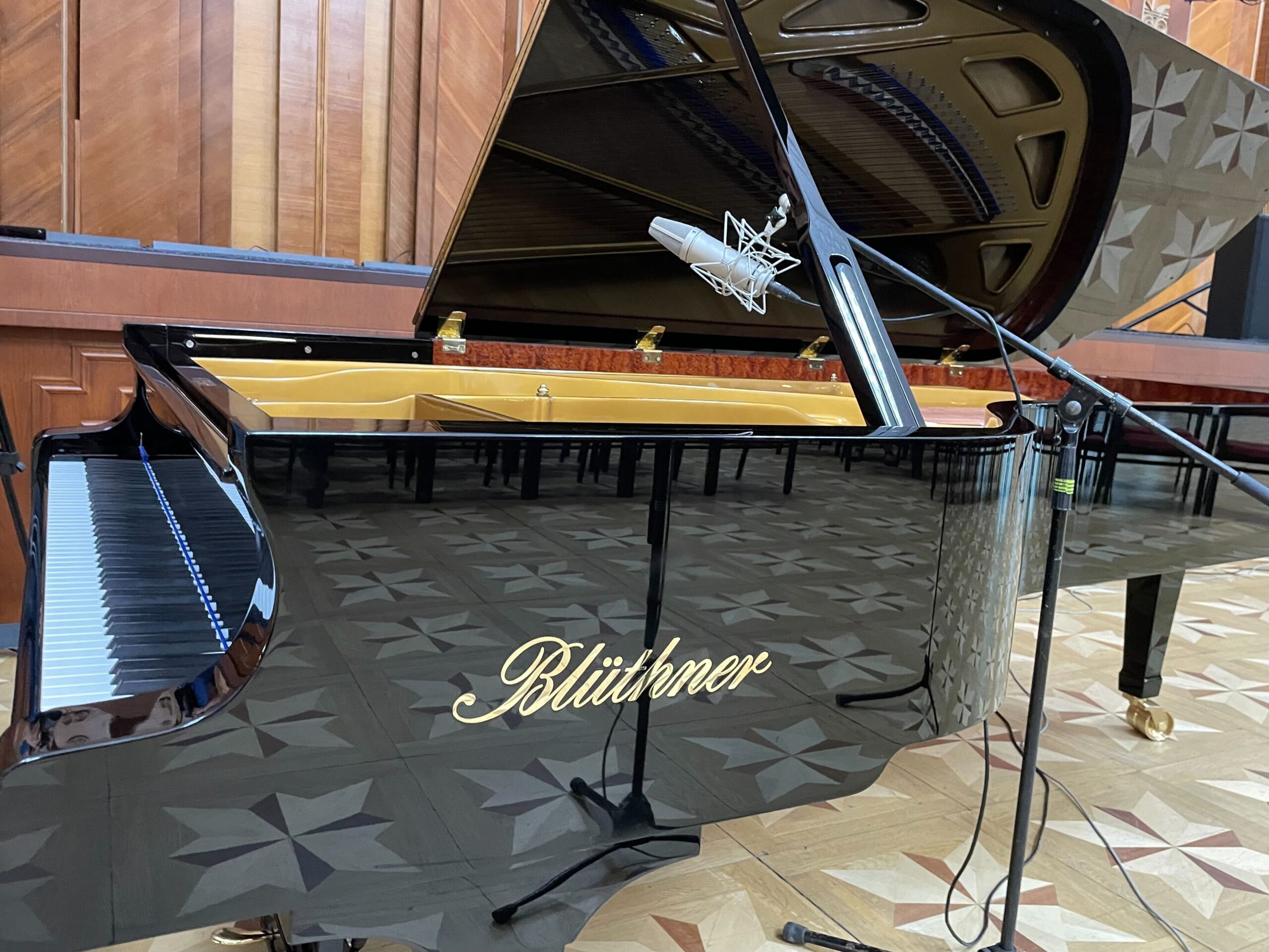 (ФОТО) Национальной филармонии подарили рояль Блютнер