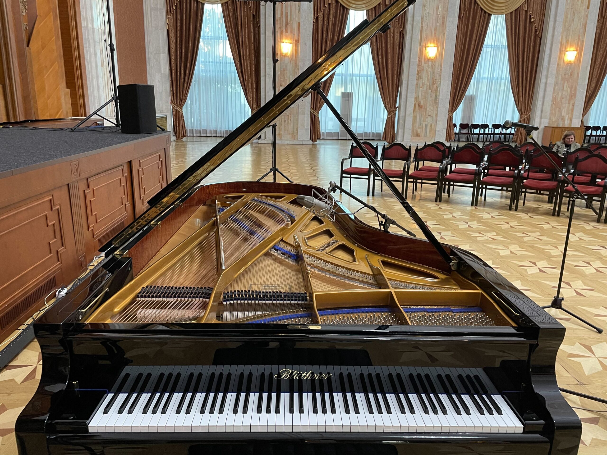 (ФОТО) Национальной филармонии подарили рояль Блютнер