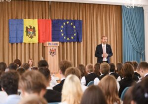Посол ЕС провел первый урок в лицее Кишинева. Он рассказал о преимуществах евроинтеграции Молдовы